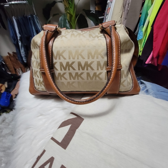 Michael Kors Black Signature Brookville Bowling Bag Purse - Picture 3 of 10